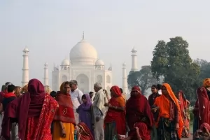 People at the Taj Mahal thumbnail